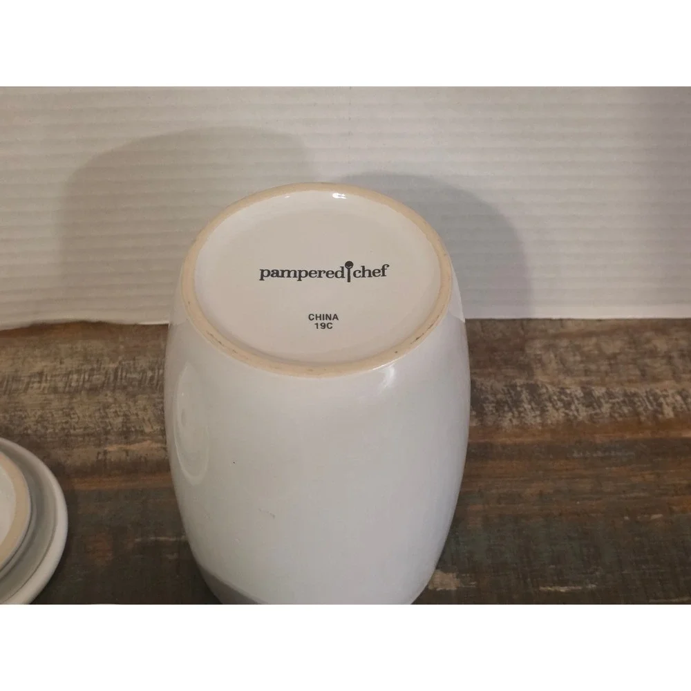 Pampered Chef White Ceramic Garlic Keeper Vented Lid Gray‎ Silicone Sleeve 19C